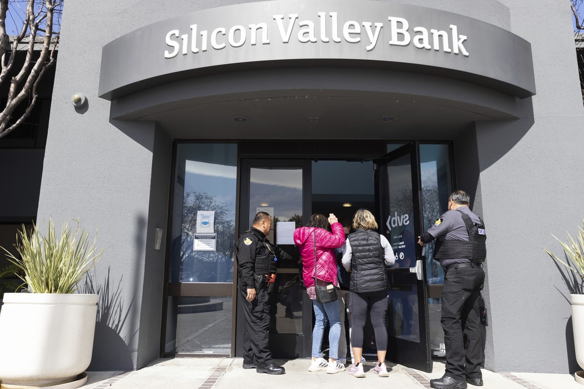 Security guards let individuals enter the Silicon Valley Bank's headquarters in Santa Clara, Calif., on Monday, March 13, 2023. The federal government intervened Sunday to secure funds for deposi ...