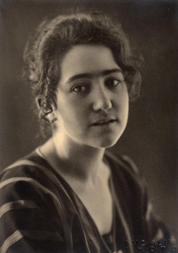 Porträt von Dora Roeder aus dem Jahr 1920.
https://query-staatsarchiv.tg.ch/detail.aspx?id=1247662