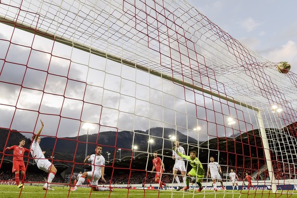 epa07828301 Switzerland&#039;s Mario Gavranovic (L) scores the 4-0 lead against Gibraltar&#039;s goalkeeper Kyle Goldwin (R) during the UEFA EURO 2020 qualifying group D soccer match between Switzerla ...