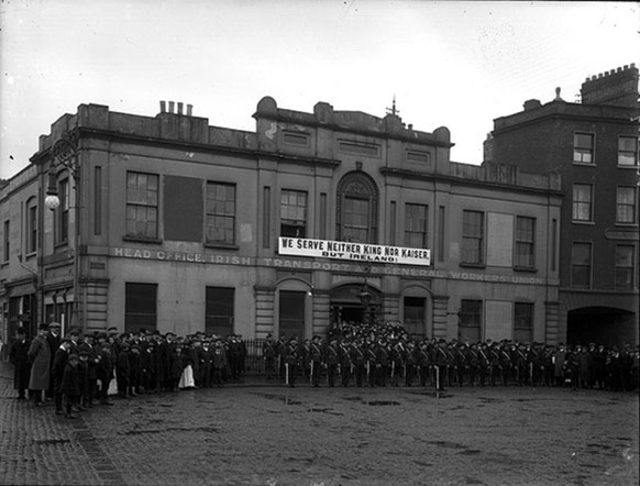 Die Liberty Hall – das Hauptquartier der irischen Gewerkschaftsunion ITGWU ist geschmückt mit dem rebellischen Banner: «We serve neither King nor Kaiser but Ireland!», 1915.