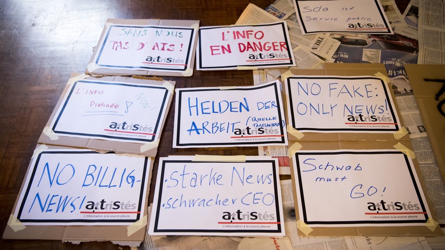 Protestschilder der sda (ats) liegen auf dem Boden, am Dienstag, 30. Januar 2018, in Bern. Journalistinnen und Journalisten der Schweizerischen Depeschenagentur SDA sowie der Gewerkschaftsvertreter de ...