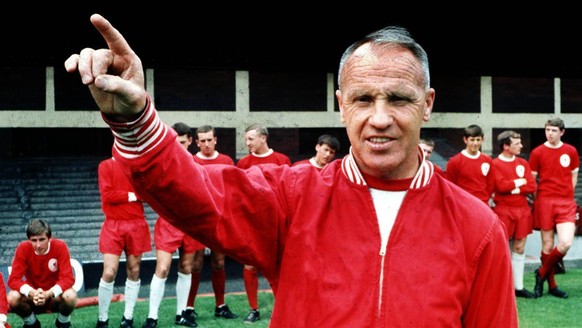 Trainer Bill Shankly Liverpool zeigt die Richtung an - PUBLICATIONxINxGERxSUIxAUTxHUNxUSAxONLY