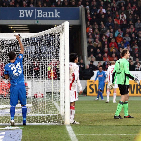 IMAGO / ARP

Sejad Salihovic (Hoffenheim) holt sich seinen rechten Schuh wieder, den Torwart Jens Lehmann (Stuttgart, re.) auf das Tor befördert hat - (Serie 4/6) Fußball 1. BL Herren Saison 2008/2009 ...