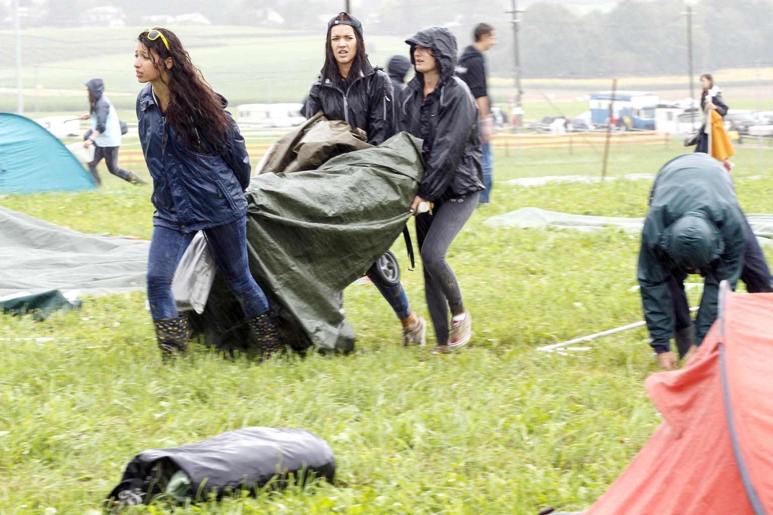 Besucherinnen des Paléo Festival in Nyon im Kampf gegen den Regen.