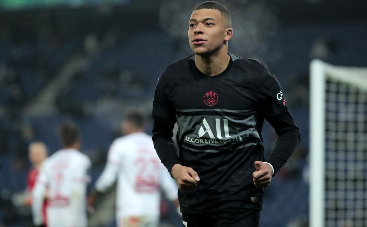 epa09688471 Paris Saint-Germain's Kylian Mbappe reacts during the French Ligue 1 soccer match between Paris Saint-Germain (PSG) and Stade Brest in Paris, France, 15 January 2022. EPA/CHRISTOPHE P ...