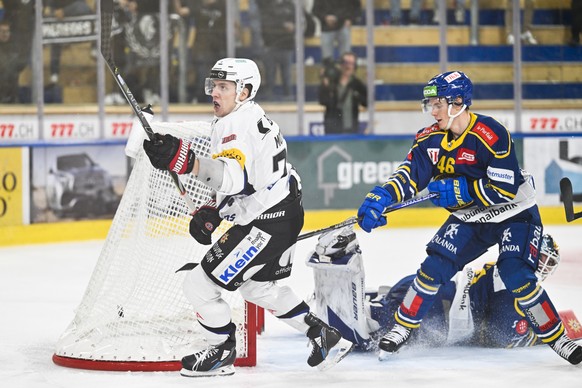 Gotterons Killian Mottet trifft zum 2-3 gegen Davos Torhueter Gilles Senn, beim Eishockey Spiel der National League zwischen dem HC Davos und dem HC Fribourg-Gotteron am Freitag, 7. Oktober 2022, im E ...