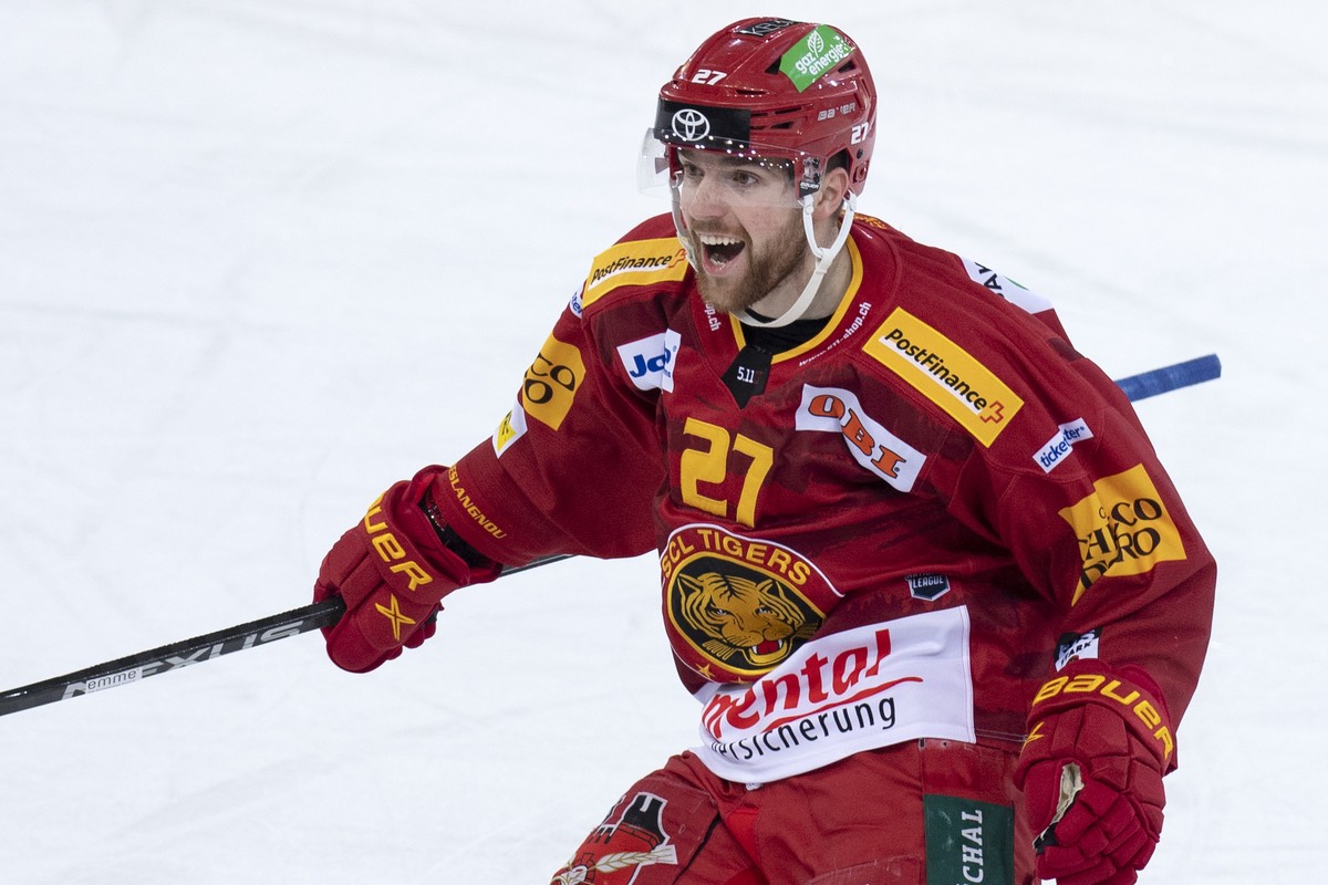 Tigers Anthony Huguenin, jubelt waehrend dem Qualifikations-Spiel der National League, zwischen den SCL Tigers und dem HC Lugano, am Freitag 22. Oktober 2021, im Ilfisstadion in Langnau. (KEYSTONE/Mar ...
