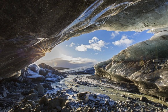 Eingang der Crystal, natürliche Eishöhle im Breiðamerkurjökull, Breidamerkurjokull Gletscher im Vatnajökull Nationalpark, Island, Europa *** Entrance the Crystal, natural Ice Cave at Breiðamerkurjökul ...