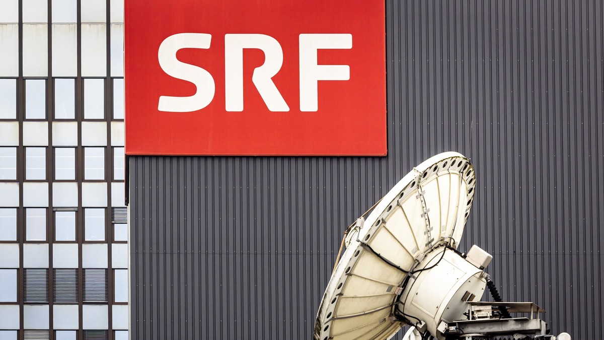 Das Logo des Schweizer Radios und Fernsehens SRF beim Fernsehstudio Leutschenbach neben einer Sattelitenschuessel, aufgenommen am Mittwoch, 5. Februar 2025 in Zuerich. (KEYSTONE/Michael Buholzer)