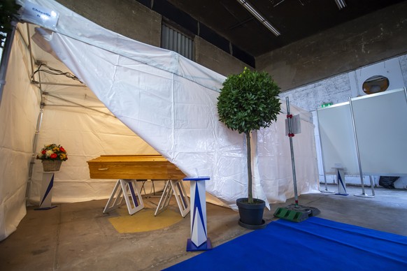 Un cercueil est photographie sous une tente qui fera office de chambre funeraire provisoire, installee dans un entrepot afin que les familles puisse ce recueillir dans l&#039;intimite pour une ceremon ...