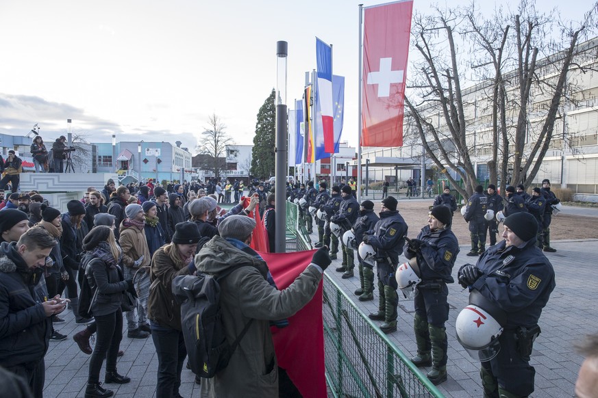 Anhaenger der &#039;&#039;Pegida Dreilaendereck&#039;&#039; aus Deutschland und der Schweiz demonstrieren friedlich am Sonntag, 22. November 2015 auf dem Rathausplatz in Weil am Rhein, Deutschland. Po ...