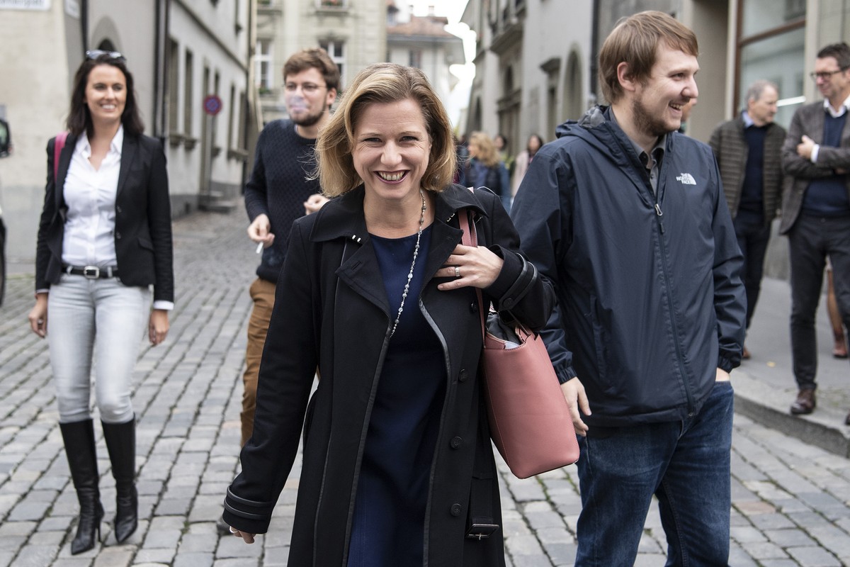 FDP-Nationalraetin und Staenderatskandidatin Christa Markwalder erscheint beim Rathaus am Wahltag der Eidgenoessischen Parlamentswahlen, am Sonntag, 20. Oktober 2019, in Bern. (KEYSTONE/Peter Schneide ...