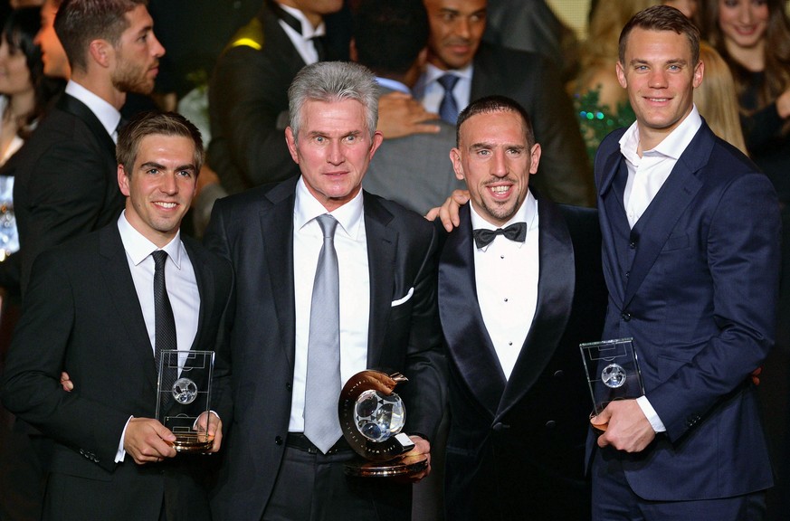 epa06248354 (FILE) - Bayern Munich&#039;s (L-R) German defender Philipp Lahm, former head coach Jupp Heynckes, French winger Franck Ribery and German goalkeeper Manuel Neuer pose for photographers dur ...