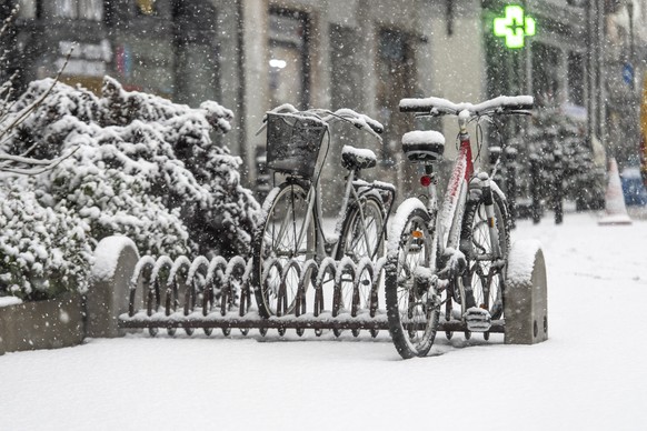 Schnee im Zentrum von Chiasso am Freitag, 4. Dezember 2020. Das Tessin ist am Freitagmorgen unter einer Schneedecke aufgewacht. Es galt Gefahrenstufe vier von f�nf. Die Strassenverh�ltnisse waren prek ...