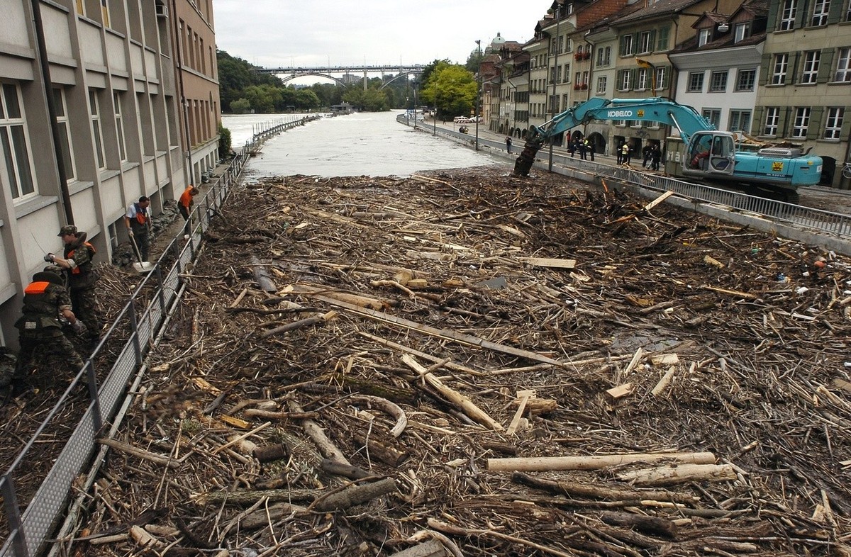 Swiss army soldiers remove driftwood from the Aare river water front in the Matte suburb of the Swiss capital of Bern, Thursday, August 25, 2005. Containment operations continued today in the areas wo ...