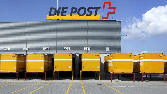 Removable containers wait for further transportation by truck or by rail in front of the parcel post center in Frauenfeld in the canton of Thurgau, Switzerland, pictured on October 22, 2003. Ulrich Gy ...
