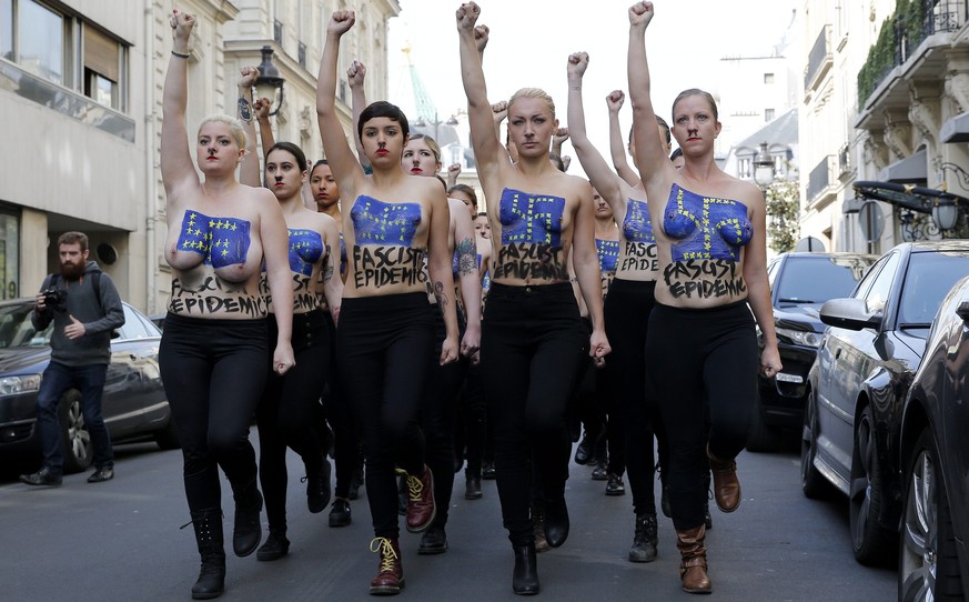 Die ungarische Aktivistengruppe Femen protestiert vor den Europawahlen im April 2014 in Paris gegen rechtsextremistische Tendenzen in der EU.