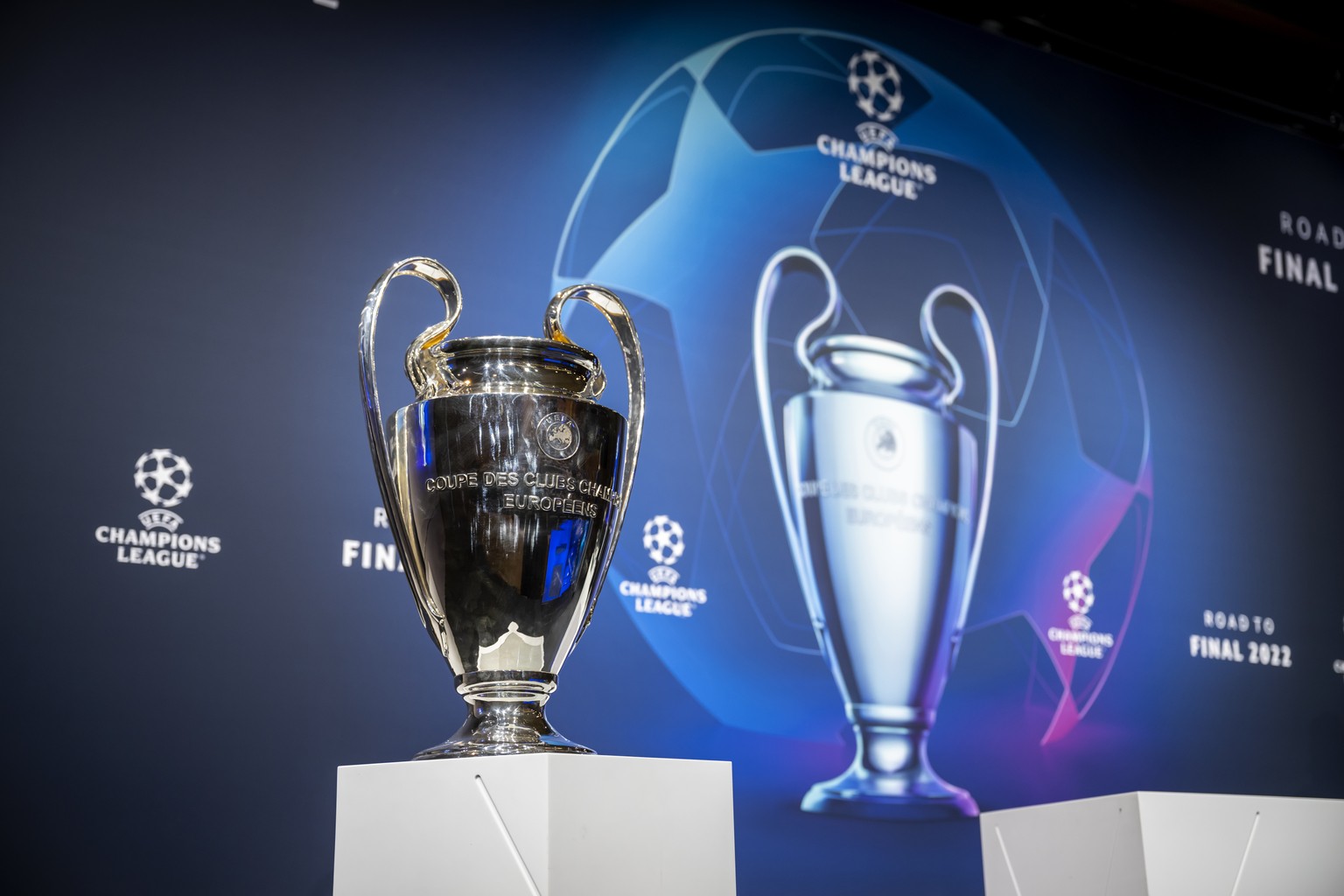 epa09833400 The trophy is displayed ahead of the draw for the UEFA Champions League 2021/22 quarter-finals and semi-finals at the UEFA headquarters, Nyon, Switzerland, 18 March 2022. EPA/MARTIAL TREZZ ...