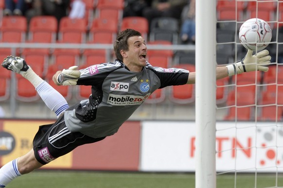 Le gardien zuerichois Eldin Jakupovic encaisse le 4eme but de Xamax lors de la rencontre de football de Super League entre Neuchatel Xamax et Grasshopper Club Zuerich, GC, ce dimanche 26 avril 2009 au ...