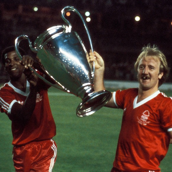 Bildnummer: 00963700 Datum: 28.05.1980 Copyright: imago/Thomas Zimmermann
Viv Anderson (li.) und Kenny Burns (beide Nottingham) halten den Landesmeisterpokal in den Händen; Clarke, Vdia, quer, Pott, T ...