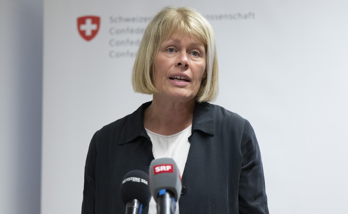 Sara Stalder, Stiftung fuer Konsumentenschutz, spricht am Point de Presse zum ersten Schweizer Kaufkraftgipfel, am Dienstag, 5. September 2023 in Bern. (KEYSTONE/ Marcel Bieri)