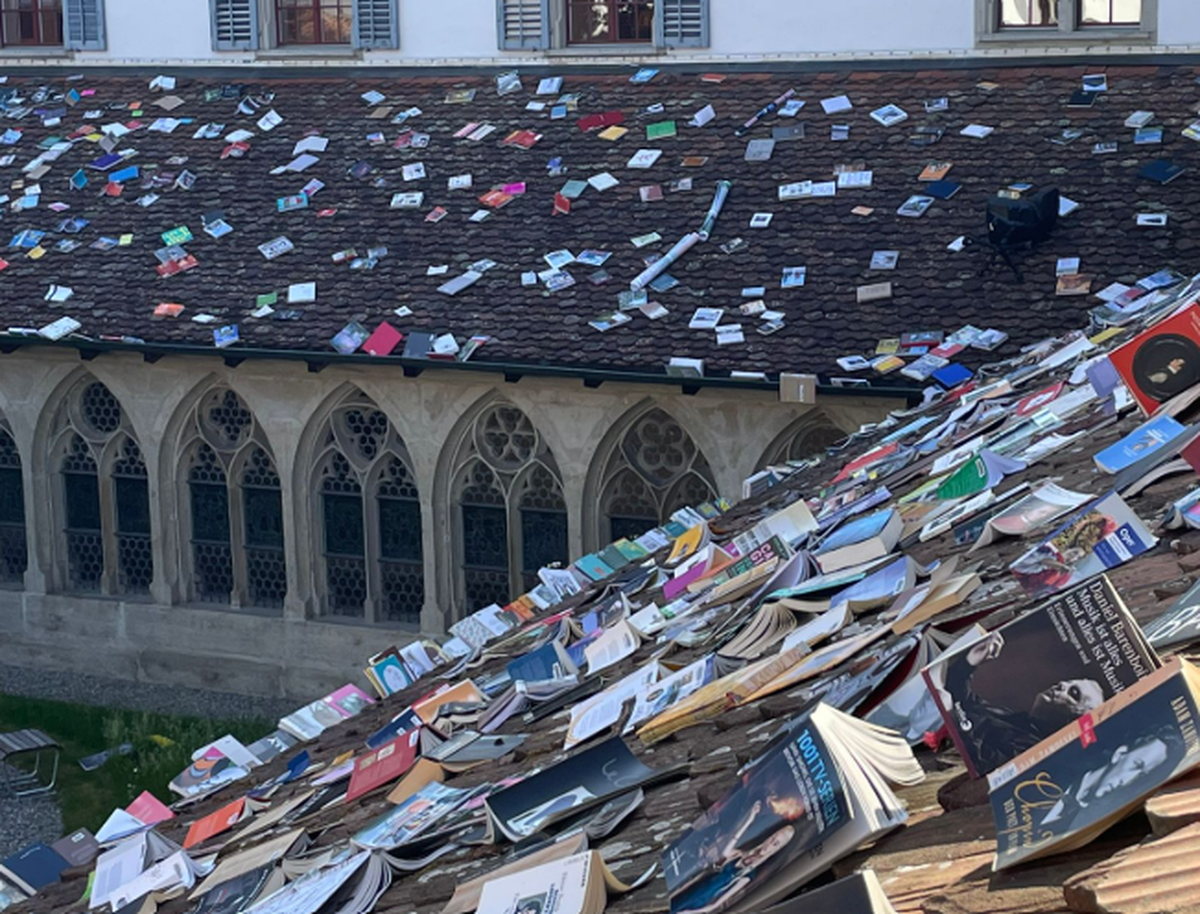 Bücher auf dem Dach der Kanti Wettingen.