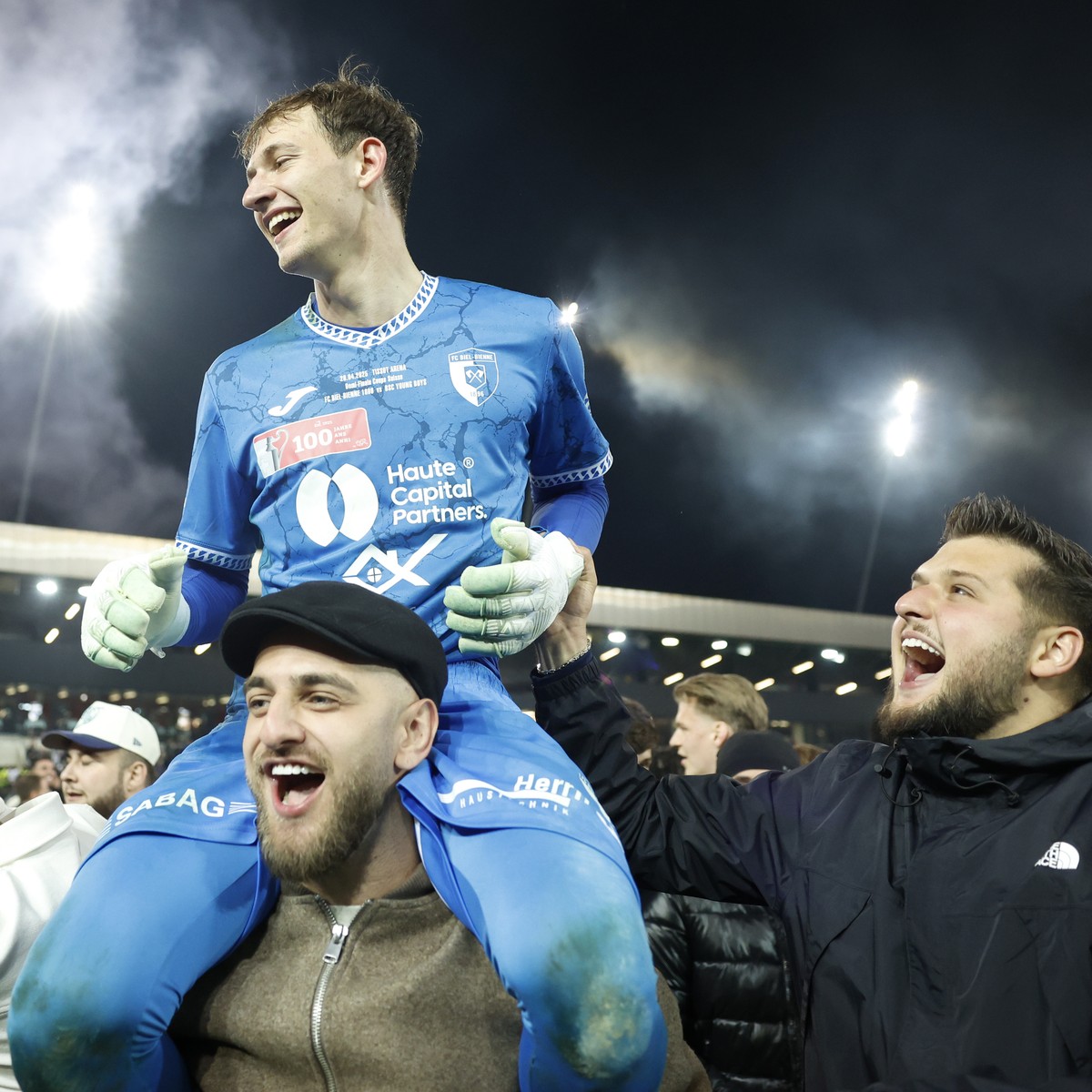 KEYPIX - Torhueter Raphael Radtke (FCB) jubelt mit den Fans nach dem Sieg im Schweizer Cup Halbfinal-Spiel zwischen dem FC Biel und dem BSC Young Boys, am Samstag, 26. April 2025 in der Tissot Arena i ...