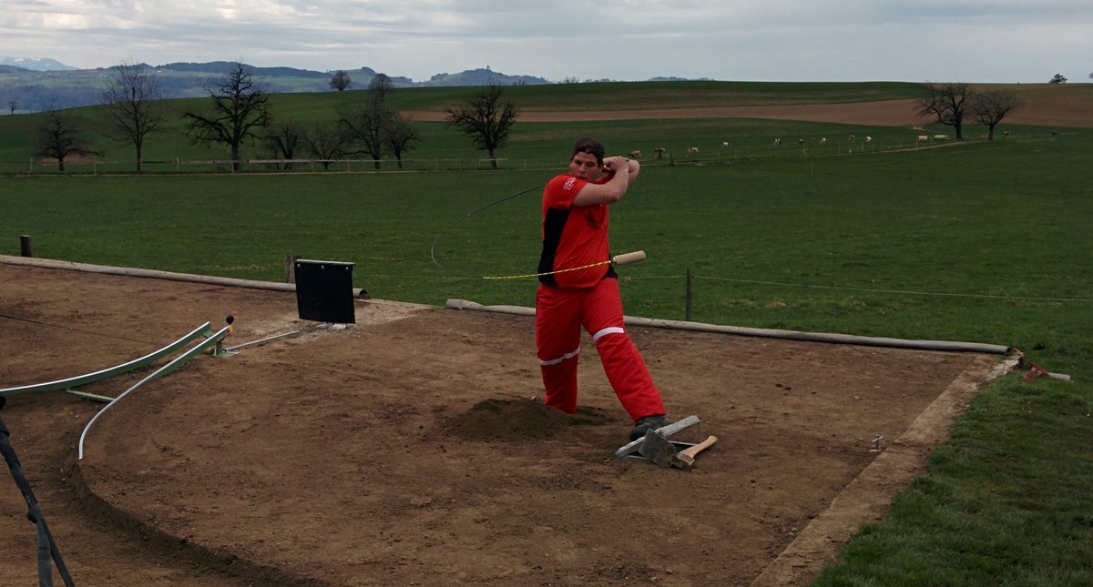 Das Hornussen, ein Schweizer Sport, wird meist in ländlichen Regionen gespielt.