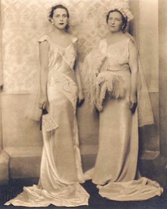 Leonora Carrington mit ihrer irischstämmigen Mutter Maurie Carrington, geborene Moorhead, am Debütantinnenball im Buckingham Palace in London, 1935.