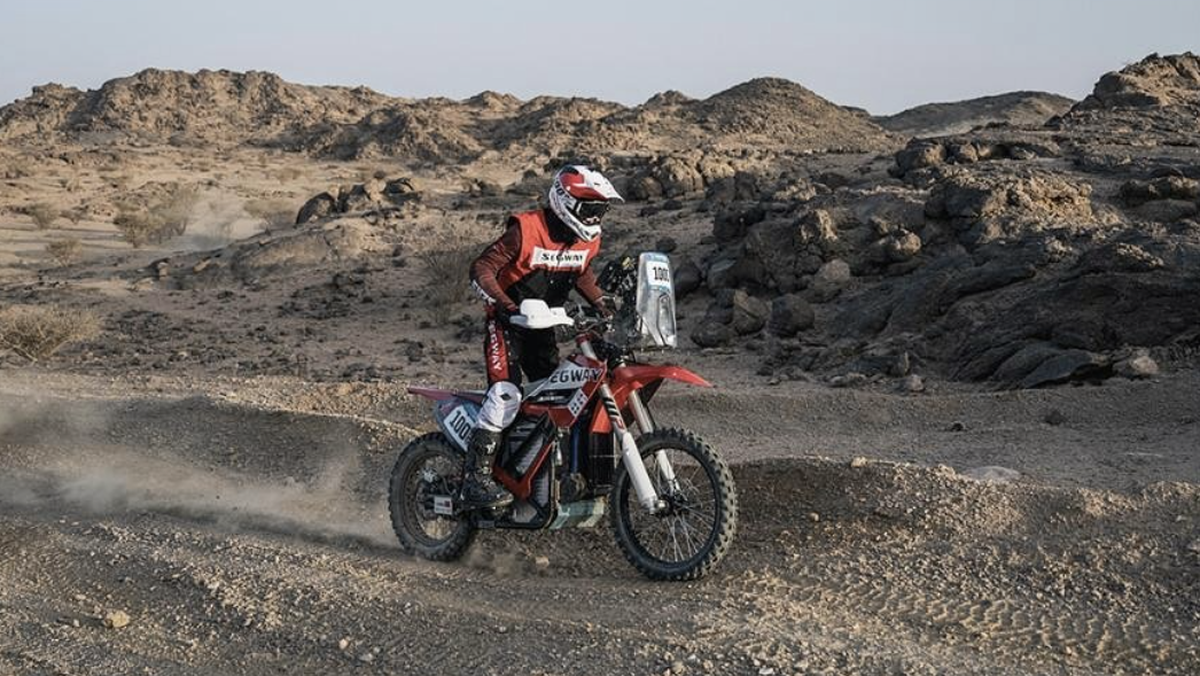 Pour sa première année sur le rallye-raid, le constructeur Segway a engagé trois motos électriques dans un programme expérimental.