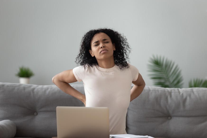 Ein mehr schlecht als recht eingerichteter Arbeitsplatz im Home-Office macht dem Rücken keine Freude.