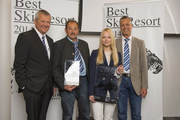 Holten die Auszeichnung «Best Ski Resort» 2014 nach Zermatt in die Schweiz (v. l.): Peter Julen (Leiter Technik), Thomas Imboden (Chef Pistenrettungsdienst), Sandra Stockinger (Leiterin Marketing) und ...