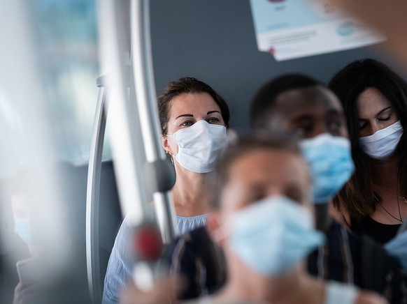 Die Einstellung zur Maskenpflicht im öffentlichen Verkehr ist laut Erhebungen der ETH Zürich sehr unterschiedlich.