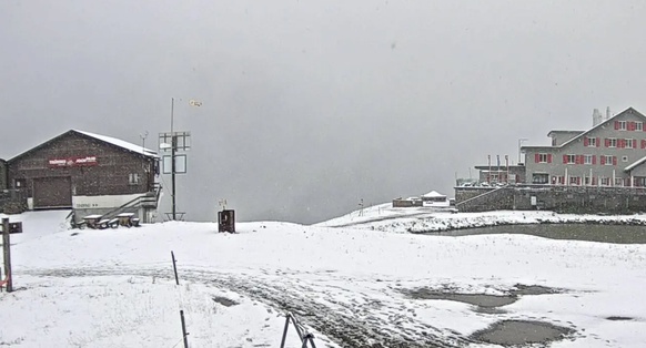 Ein Hauch Schnee liegt am Montag um 16.30 Uhr auf dem 2207 Meter über Meer gelegenen Jochpass.