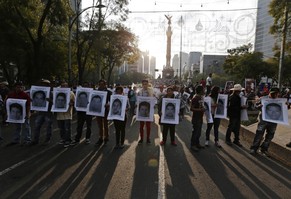 Seit Wochen wird in Mexiko gegen die Verbindung der Polizei zum organisierten Drogenhandel demonstriert. Demonstranten mit Bildern der verschwundenen Studenten.