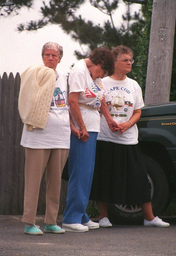 ROSEMARY KENNEDY SOUTENUE PAR DEUX PERSONNES A CAPE-COD PLEIN PIED PARALYSEE DU COTE GAUCHE France *** ROSEMARY KENNEDY UNTERST