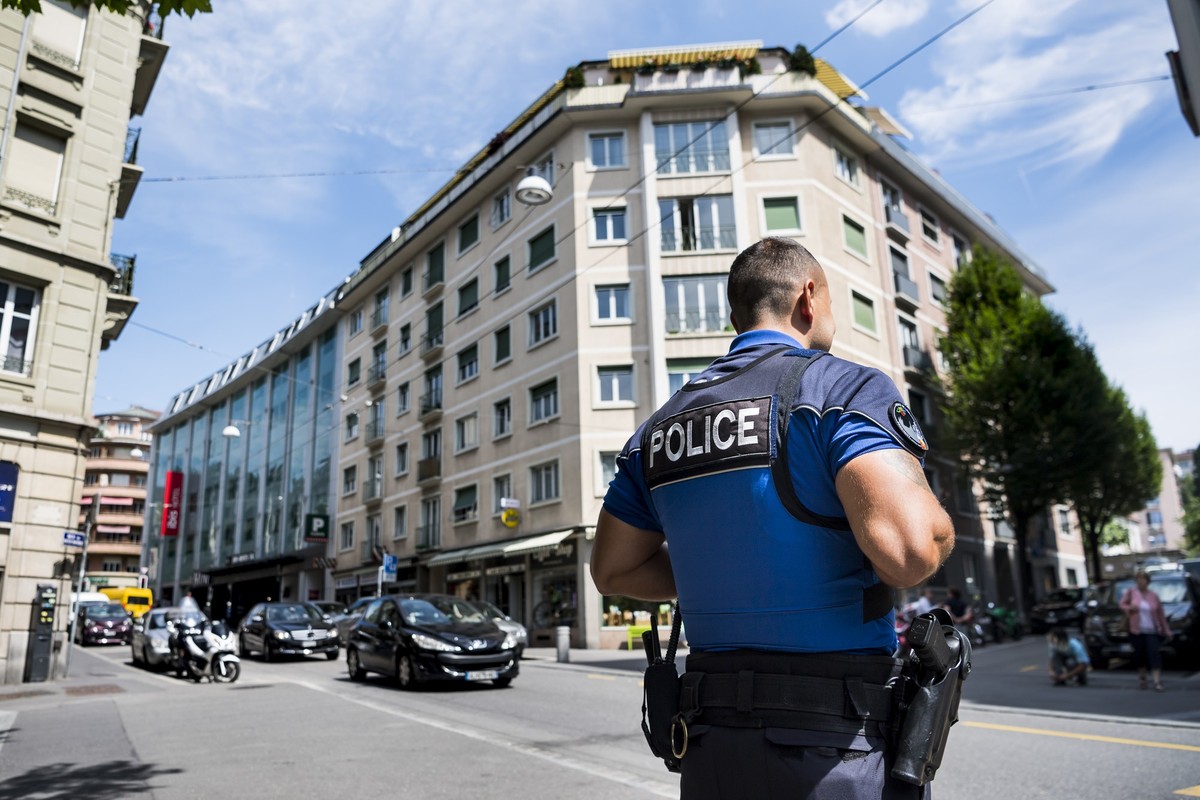 Un policier de la Police municipale de Lausanne patrouille sur la rue du Maupas lors de la presentation des nouvelles mesures de lutte contre le deal de rue ce vendredi 15 juin 2018 a Lausanne. (KEYST ...