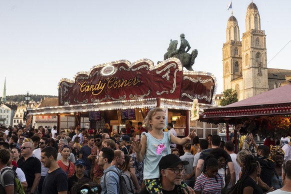 Besucher bewegen sich zwischen Bahnen und Attraktionen am Zueri Faescht, aufgenommen am Samstag, 6. Juli 2019, in Zuerich. An diesem Wochenende werden ueber 2 Millionen Besucherinnen und Besucher in d ...
