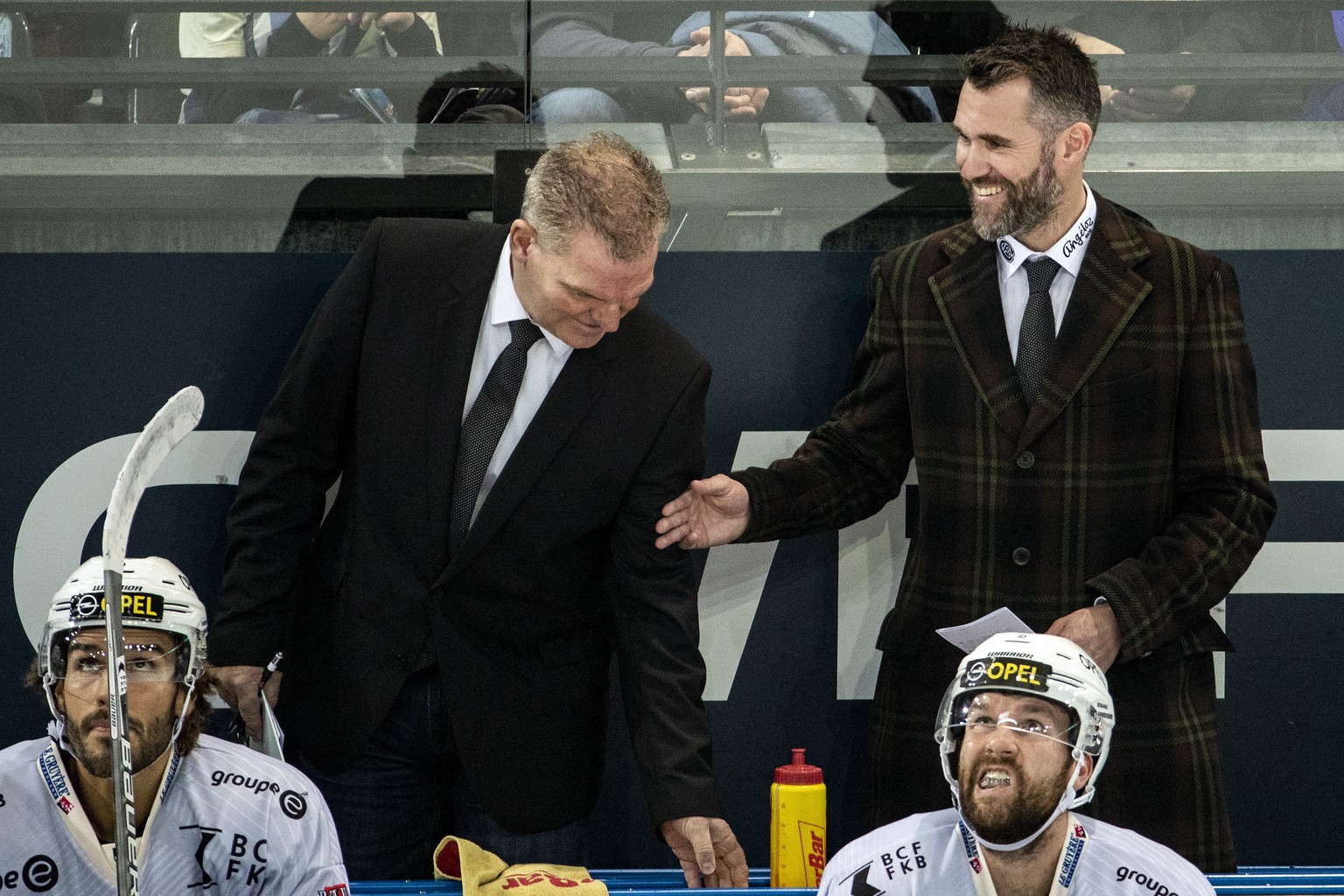 Sean Simpson, Trainerberater, und Cheftrainer und Sportdirektor Christian Dube, von links, beim Eishockey Meisterschaftsspiel der National League zwischen dem EV Zug und Fribourg-Gotteron, am Freitag, ...