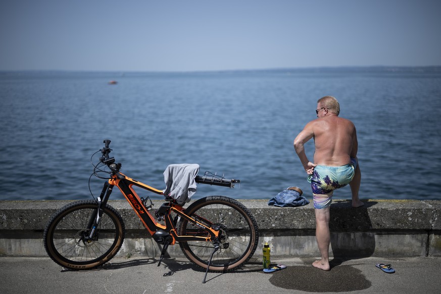 Ein Mann geniesst die Sonne am Bodensee bei warmen Temperaturen, am Mittwoch, 25. Juni 2025, in Rorschach. (KEYSTONE/Gian Ehrenzeller)
