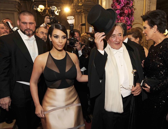 epa04103060 US television personality Kim Kardashian (L), her mother Kris Jenner (R) and their host Austrian businessman Richard Lugner (C) arrive for the Vienna Opera Ball at the State Opera in Vienn ...