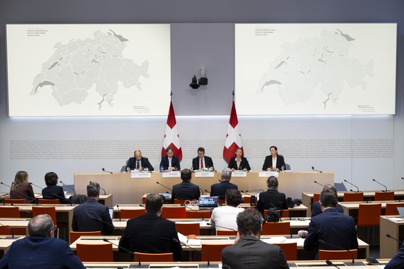 Christa Hostettler, Direktorin Bundesamt fuer Verkehr (BAV), 2. rechts, spricht neben Bundesrat Albert Roesti, Mitte, und Juerg Roethlisberger, Direktor Bundesamt fuer Strassen (ASTRA), Roman Mayer, D ...