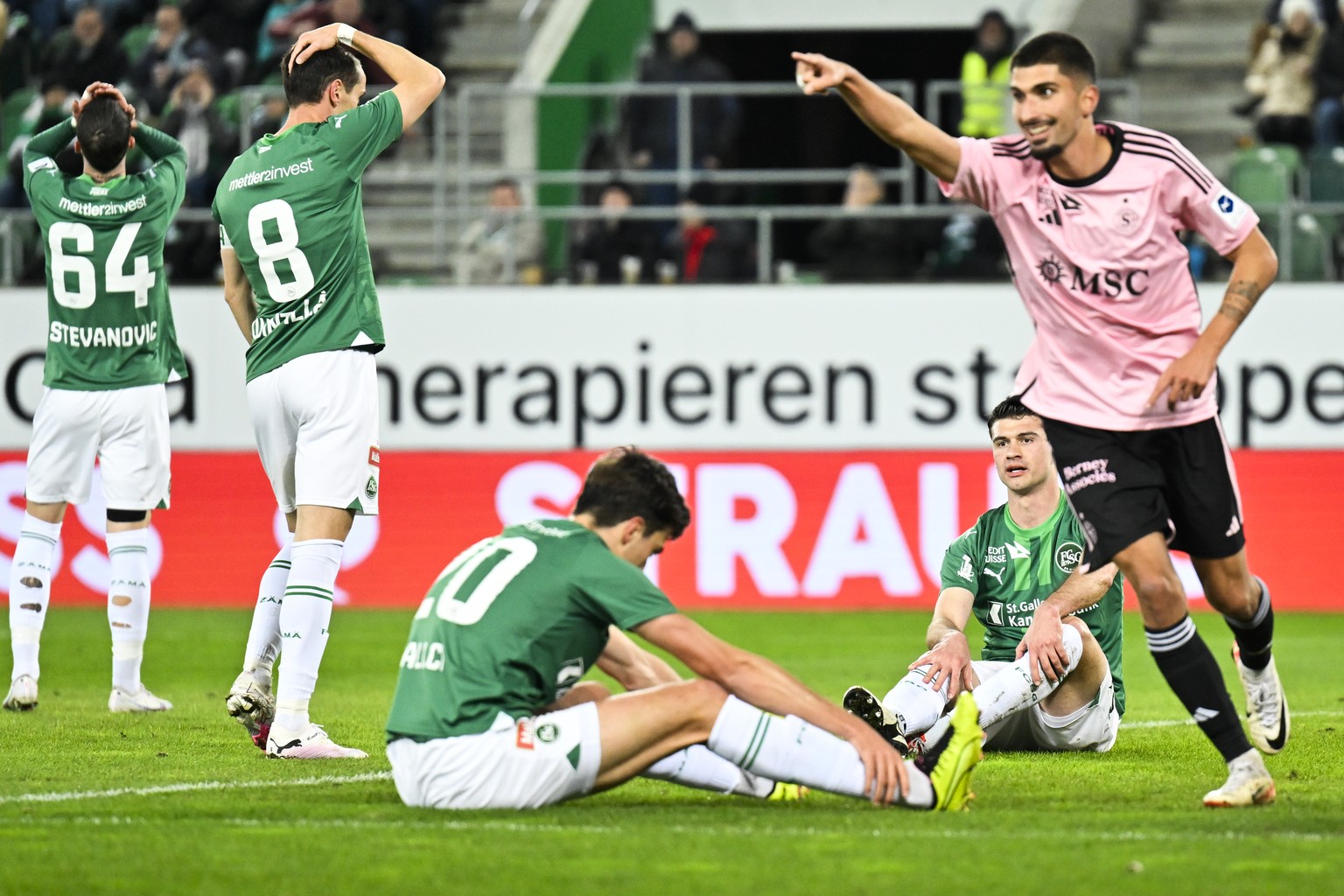 St. Gallens Jozo Stanic, zweiter von rechts, sitzt am Boden nach seinem Eigentor zum 0-1, Servettes Theo Magnin, rechts, jubelt, im Fussball Super League Spiel zwischen dem FC St. Gallen und dem Genev ...