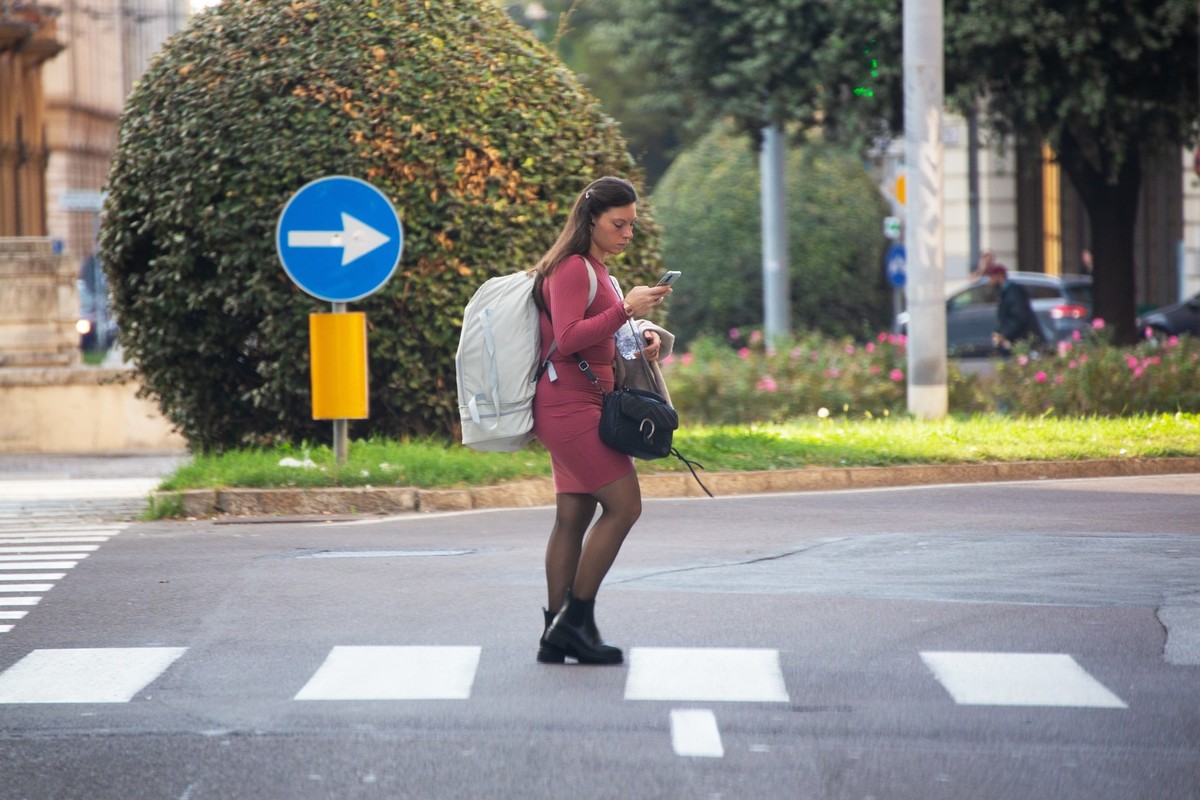 Soll künftig in Italien mindestens 75 Euro Busse kosten: das Überqueren der Strasse, während man gleichzeitig ins Handy glotzt (Symbolbild).