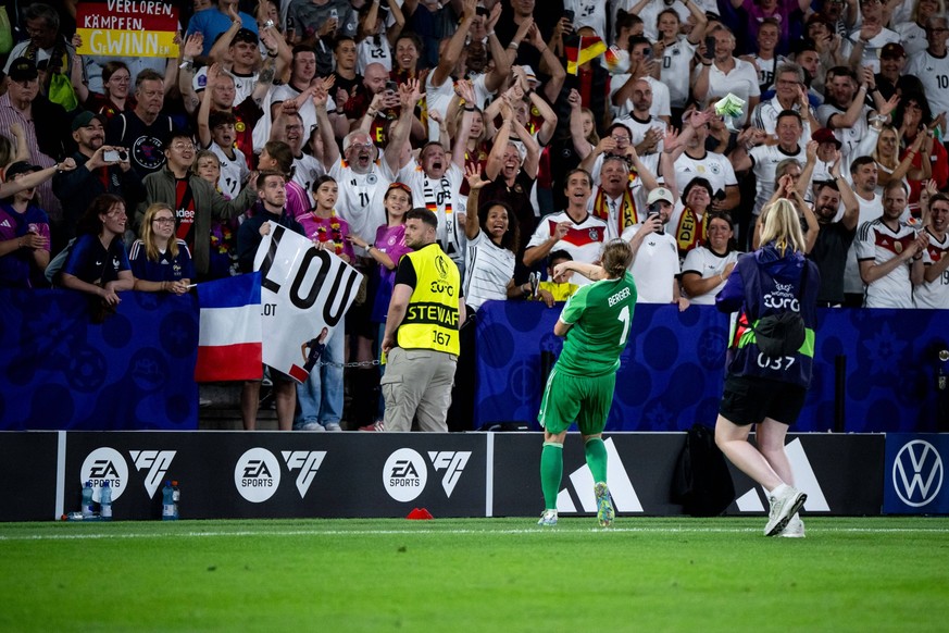 Ann-Kathrin Berger Deutschland, 01 jubelt ueber den Sieg im Elfmeterschie�en und den Einzug in das Halbfinale und wirft ihre Torwart Handschuhe zu den Fans, SUI, Frankreich vs Deutschland, Fussball, U ...