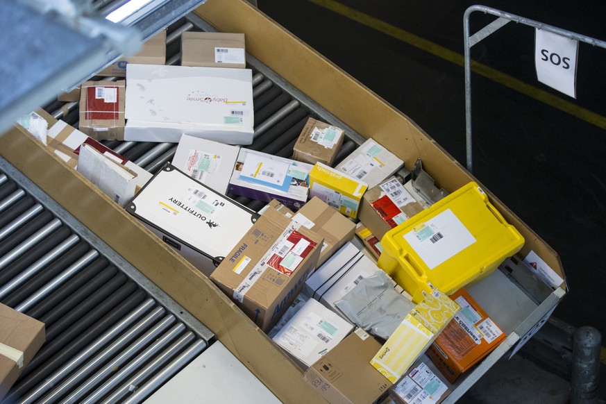 THEMENBILD ZUM PAKETTRANSPORT AN WEINACHTEN --- Pakete liegen fuer die Verteilung bereit, am Dienstag, 23. September 2014, im Paketzentrum der Schweizerischen Post in Haerkingen. Die Schweizerische Po ...