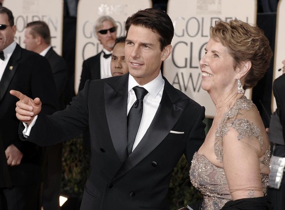 Actor Tom Cruise, center, and his mother Mary Lee Mapother arrive at the 66th Annual Golden Globe Awards on Sunday, Jan. 11, 2009, in Beverly Hills, Calif. (AP Photo/Chris Pizzello)
