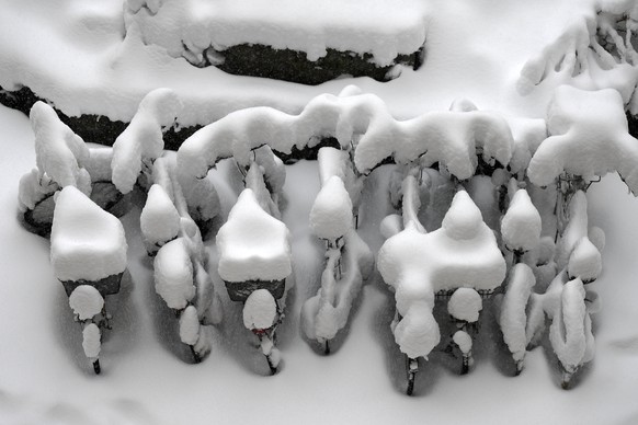 Cars and bicycles are snowcovered after heavy snowfalls in Zurich, Switzerland, Friday, January 15 2020. The traffic situation is difficult after persistend snowfalls in eastern Switzerland. (KEYSTONE ...