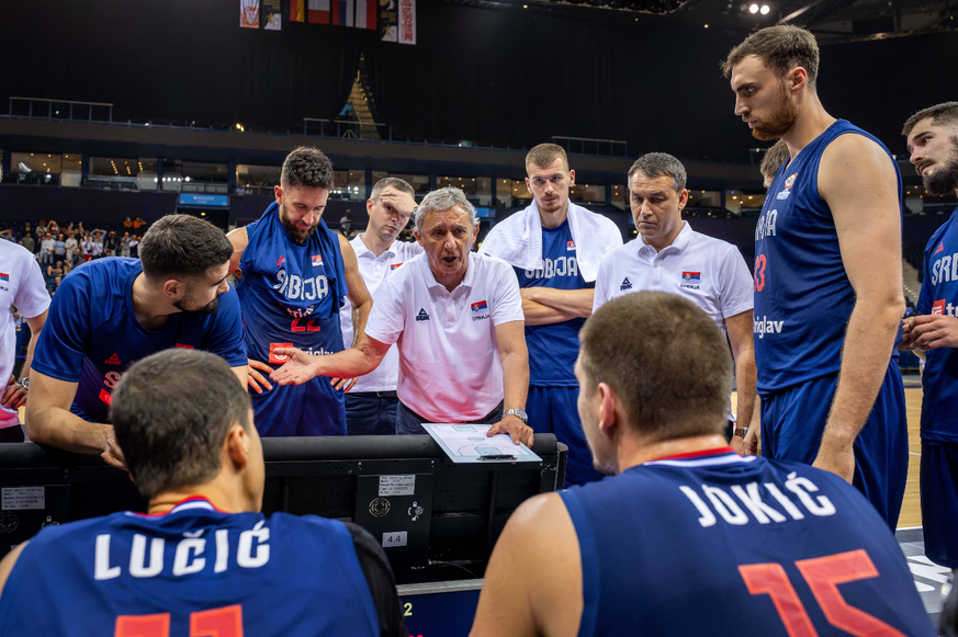 Basketball Hamburg 19.08.2022 Supercup Italien (ITA) - Serbien (SRB) Svetislav Pesic (Serbien, Trainer) Vladimir Lucic (Serbien, No.11) Nikola Jokic (Serbien, No.15) Vasilije Micic (Serbien, No.22) un ...