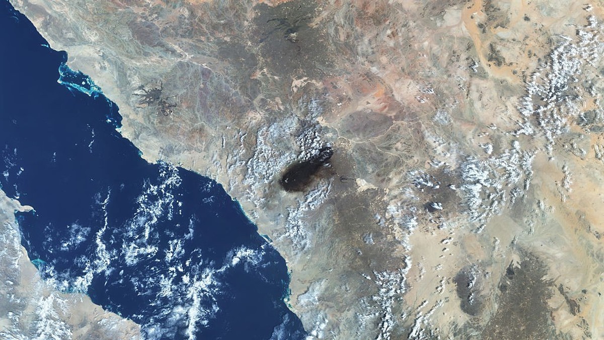 EAST-WEST PIPELINE PUMPING STATION, SAUDI ARABIA - 10 SEPTEMBER 2026: Satellite view of smoke and damage at the al‑Mesabaah pumping station along Saudi Arabia’s East–West crude oil pipeline near Medin ...